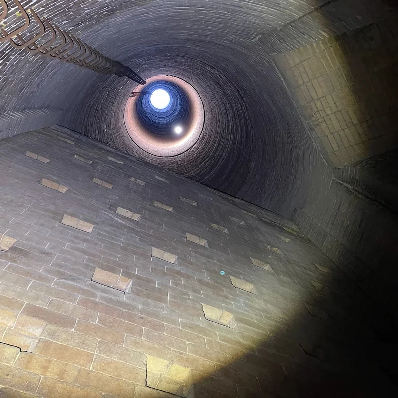 Schornsteininspektion per Drohne – Blick nach oben durch den Schacht